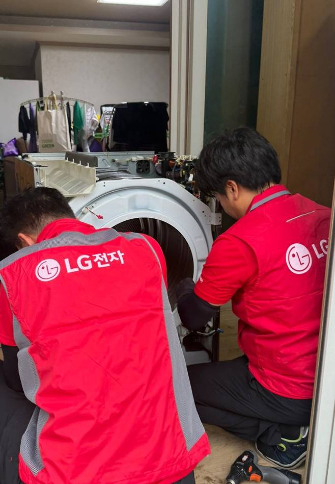 LG전자 서비스 매니저가 19일 충남 아산시 염치읍 강청리 수해 현장에서 수해 피해 가구를 직접 방문해 침수 제품을 점검 및 수리하고 있다. LG전자 제공