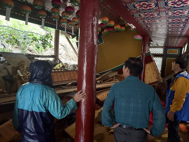 구인모 거창군수가 산사태가 발생한 신원면 청운사 방문 장면