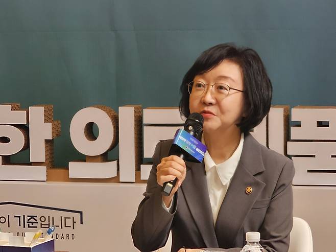 오유경 식약처장이 22일 서울 중구 커뮤니티하우스 마실에서 열린 ‘식의약 정책이음 열린마당’에서 의약품 관련 건의사항에 대해 답하고 있다. 이찬종 기자