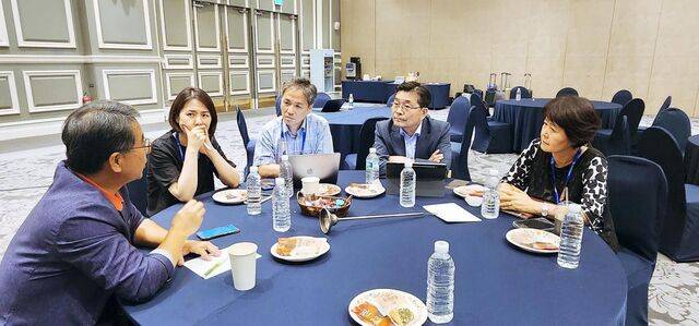 주민호(오른쪽 두 번째) 기독교한국침례회 해외선교회장을 비롯한 선교 관계자들이 21일 강원도 평창 켄싱턴호텔에서 동반자 선교에 대해 토의하고 있다.