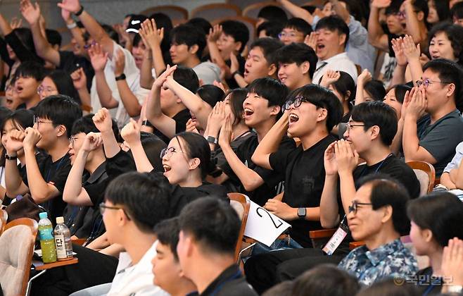 참가 청소년들이 22일 서울 서대문구 감신대 웨슬리 채플에서 열린 캠프에 참여해 환호하고 있다. 신석현 포토그래퍼