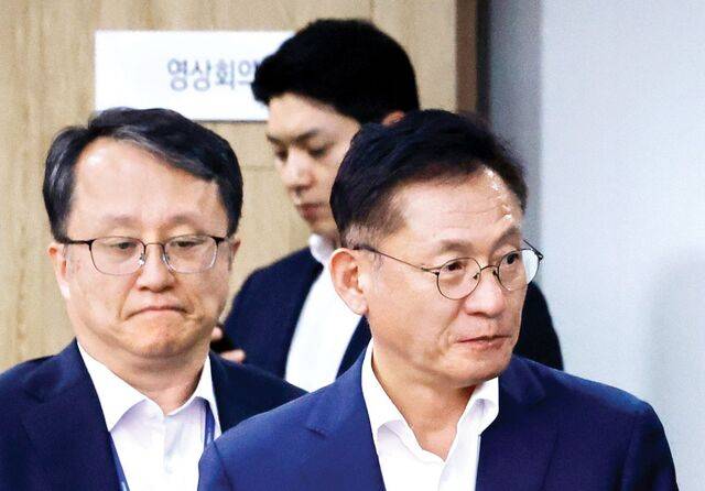 강준욱(왼쪽) 전 대통령실 국민통합비서관이 지난 17일 서울 용산 대통령실 청사에서 열린 대통령 수석보좌관회의에 입장하고 있다. 강 전 비서관은 과거 윤석열 전 대통령의 비상계엄 선포를 옹호한 글이 논란을 빚자 22일 자진 사퇴했다. 연합뉴스