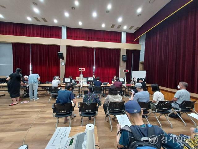 21일 오전 9시께 시흥시 정왕본동 행정복지센터 3층. ‘민생회복 소비쿠폰 신청 전용 창구’ 앞에 이른 시간부터 길게 줄이 늘어 서있다. 김형수기자