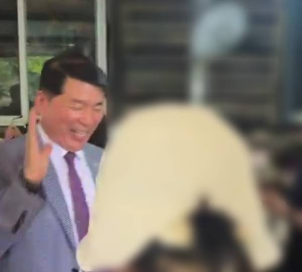 백경현 구리시장이 지난 20일 폭우로 인한 비상근무 시간에 야유회에서 춤을 추고 있는 모습. 독자 제공