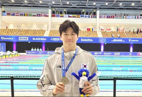 라인-루르 하계세계대학경기대회 남자 배영 50ｍ에서 은메달을 딴 윤지환. 사진[연합뉴스]