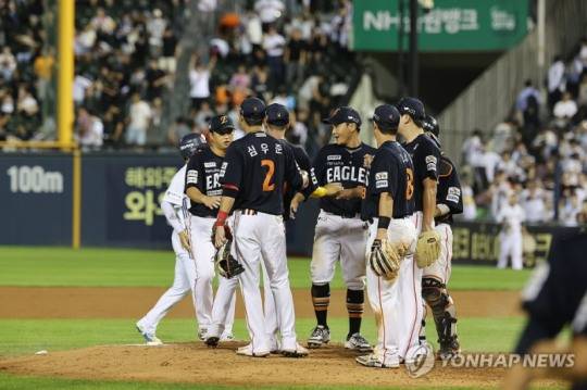 10연승을 달성한 한화이글스 선수들이 환호하고 있다. / 사진=연합뉴스