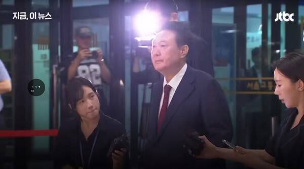 ▲내란 특검 조사를 받은 윤석열 전 대통령이 지난달 29일 서초구 서울고검 청사를 나서고 있다. 사진=JTBC 영상 갈무리