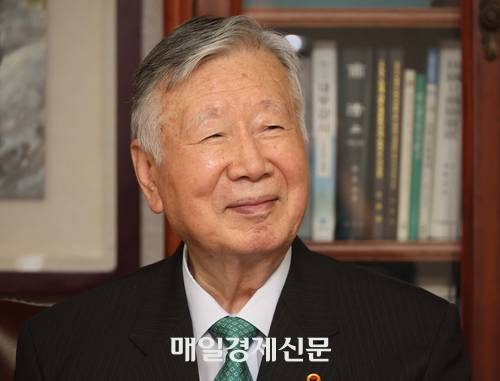 이중근 대한노인회장이 지난 16일 서울 중구 서소문동 부영그룹 회장실에서 매일경제신문과 인터뷰를 가졌다. 이 회장은 부족한 돌봄 인력 공급을 위해 미얀마와 협의 중이라고 밝혔다. [한주형 기자]