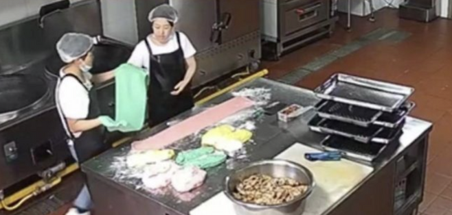 간쑤성 톈수이시 마이지구 유치원 조리실에서 색소를 넣은 케익을 만들고 있는 모습. [사진출처=웨이보 갈무리]