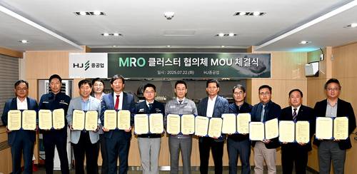 HJ중공업 유상철 대표(오른쪽 여섯째)와 부산경남지역 선박 기자재업체 대표들이 22일 MRO 클러스터 협의체 협약을 체결하고 기념촬영을 하고 있다. HJ중공업