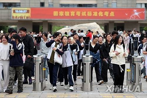 대학입시 ‘가오카오’를 치른후 나오는 중국 학생들. [신화 연합뉴스]