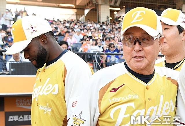 최근 한화와 결별하게 된 플로리얼(왼쪽). 사진=천정환 기자