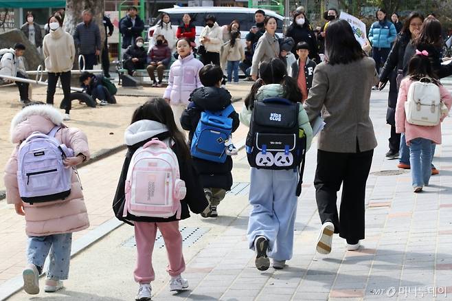 지난 3월17일 오후 대구의 한 초등학교에서 학생들이 교사의 귀가 지도에 따라 하교를 준비하고 있다(기사 본문의 사건과 직접 관련 없음)./사진=뉴스1