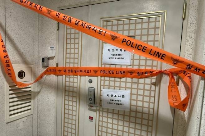 인천 송도국제신도시에서 사제 총으로 아들을 쏴 숨지게 한 60대 남성 A씨의 서울 도봉구 자택 문 앞에 사건 조사 중임을 알리는 폴리스 라인이 설치된 모습. /사진=뉴스1