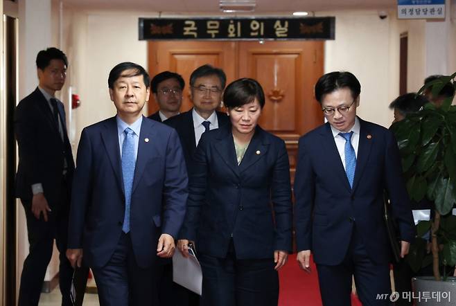 (서울=뉴스1) 임세영 기자 = 구윤철 경제부총리 겸 기획재정부 장관(왼쪽부터), 조현 외교부 장관, 송미령 농림축산식품부 장관, 김정관 산업통상자원부 장관이 22일 오전 서울 종로구 정부서울청사에서 미국 통상 협상을 앞두고 열린 대외경제장관회의에 참석하고 있다.  2025.7.22/뉴스1  Copyright (C) 뉴스1. All rights reserved. 무단 전재 및 재배포,  AI학습 이용 금지. /사진=(서울=뉴스1) 임세영 기자