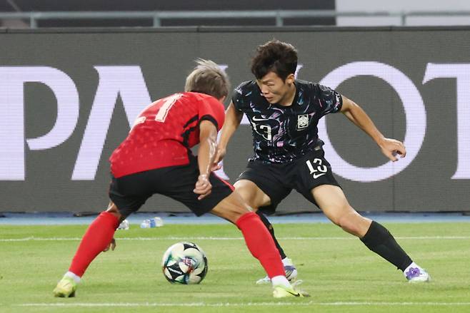 Jeonbuk Hyundai Motors Kang Sang-yun and Pohang Steelers Lee Ho-jae were ranked first and second in the K-League athletes.The photo was Kang Sang-yun, who played in Korea and Hong Kong match in the 2025 East Asian Football Federation (EAFF) E-1 Championship held at Yongin Mirstadium in Gyeonggi-do on the 11th. /Photo = News1