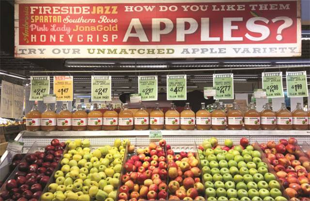다양한 품종의 사과가 전시돼 있는 미국의 한 마트 과일코너.  정혜정 촬영