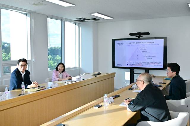 21일 국가AI연구거점 현황 청취하는 최호정 서울시의회 의장. 서울시의회 제공