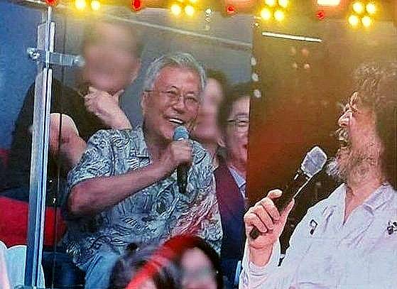 지난달 29일 인천 영종도 인스파이어 아레나에서 열린 ‘더파워풀’ 토크콘서트에 참석한 문재인 전 대통령이 진보 성향 방송인 김어준 씨와 대화를 나누고 있다. 엑스 캡처