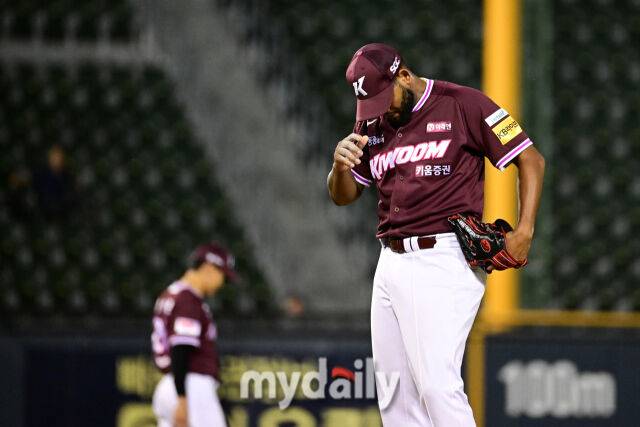 2025년 7월 10일 오후 서울 잠실구장에서 '2025 신한 SOL뱅크 KBO 리그' 키움 히어로즈와 LG 트윈스의 경기. 키움 선발투수 알칸타라가 7회말 1사 1루서 LG 대타 박관우에게 동점 투런포를 맞고 허탈해하고 있다./마이데일리
