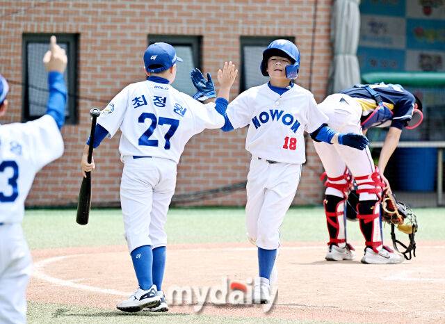 22일 강원도 횡성군 횡성베이스볼파크에서 '2025 제2회 마이데일리배 전국유소년야구대회'가 열렸다. 유소년(청룡) 리그 (U-13) 4강전 노원구와 인천서구의 경기에서 노원구 박우빈이 3회초 2점 홈런을 터뜨린 뒤 홈을 밟고 있다./횡성베이스볼테마파크=송일섭 기자