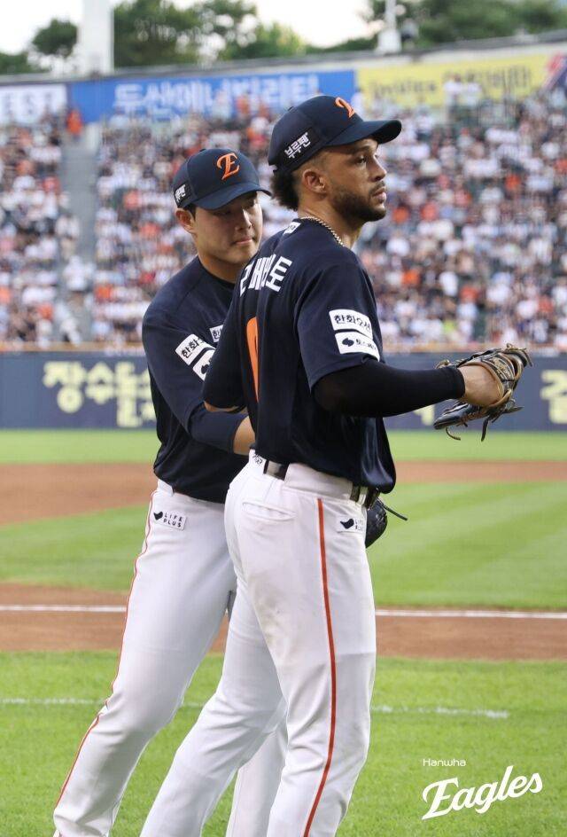 문동주와 루이스 리베라토(왼쪽부터)./한화 이글스