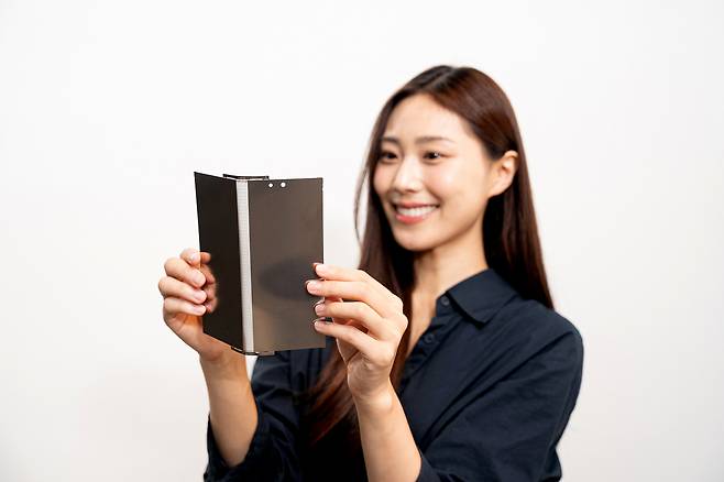 삼성디스플레이의 신제품 폴더블 패널에 탑재된 티타늄 플레이트. [삼성디스플레이 제공]