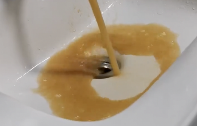 중국 저장성 항저우시 위항구 일부 지역에서 누런 황토빛의 수돗물이 나오는 모습 [STCN]