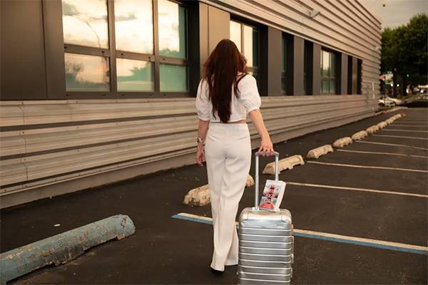 미국 전용기 승무원으로 7년간 일한 뒤 슈퍼리치들의 민낯을 폭로하는 책을 발간한 다니엘 스타일런. [뉴욕포스트 홈페이지 캡처]