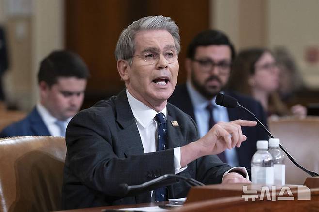 [워싱턴=AP/뉴시스]스콧 베선트 미국 재무장관이 지난달 11일(현지 시간) 미 하원 세입위원회 청문회에서 질의에 답변하고 있다. 2025.07.22.