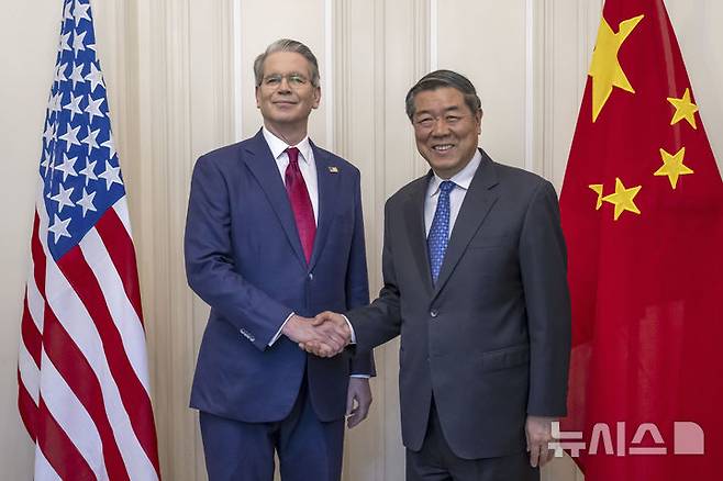 [제네바(스위스)=AP/뉴시스]스콧 베선트 미 재무장관(왼쪽)이 지난 5월 10일 토요일 스위스 제네바에서 열린 미-중 회담에서 허리펑(何立峰) 중국 부총리와 악수하고 있다. 2026.07.22.