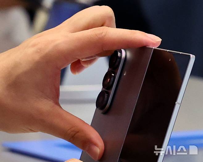 [서울=뉴시스] 박주성 기자 = 이동통신3사가 갤럭시 Z폴드7과 Z플립7의 사전예약에 일제히 돌입한 지난 15일 서울 마포구 삼성스토어 홍대에서 시민들이 갤럭시 Z폴드를 둘러보고 있다. 2025.07.15. park7691@newsis.com