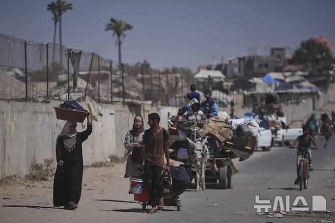 [데이르알발라=AP/뉴시스] 20일(현지 시간) 이스라엘군이 가자지구 중부 지역에서의 작전을 앞두고 대피 명령을 내린 뒤 팔레스타인 주민들이 데이르알발라를 떠나 대피하고 있다. 2025.07.22.