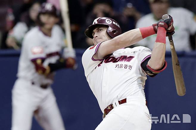 [서울=뉴시스] 최동준 기자 = 23일 서울 구로구 고척스카이돔에서 열린 2025 KBO리그 kt 위즈와 키움 히어로즈의 경기, 4회말 무사 1루 상황 키움 카디네스가 2점 홈런을 치고 있다. 2025.05.23. photocdj@newsis.com