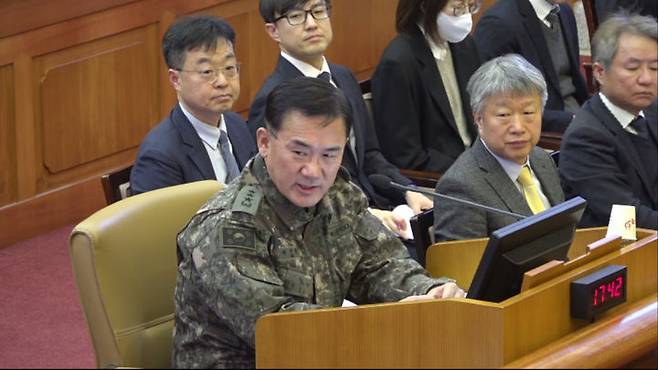 [서울=뉴시스]12·3 비상계엄 관련 내란·외환 혐의를 수사하는 내란 특검이 22일 여인형 전 국군방첩사령관을 소환 조사할 예정이다. 여 전 사령관이 2월4일 서울 종로구 헌법재판소에서 열린 윤석열 대통령 탄핵심판 5차 변론기일에 증인으로 출석해 발언하고 있다. (사진=헌법재판소 제공) 2025.02.04. photo@newsis.com *재판매 및 DB 금지