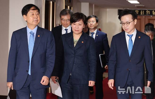 [서울=뉴시스] 김명원 기자 = 구윤철 경제부총리 겸 기획재정부 장관이 22일 오전 서울 종로구 정부서울청사에서 비공개로 열린 대외경제장관회의에 송미령 농림축산식품부 장관, 김정관 산업통상자원부 장관, 조현 외교부 장관과 참석하고 있다. 2025.07.22. kmx1105@newsis.com