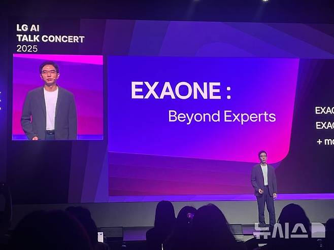 [서울=뉴시스]이현주 기자 = 이홍락 LG AI연구원 공동 연구원장이 22일 서울 강서구 마곡 LG사이언스파크 컨버전스홀에서 열린 'LG AI 토크 콘서트 2025'에서 발언하고 있다. lovelypsyche@newsis.com