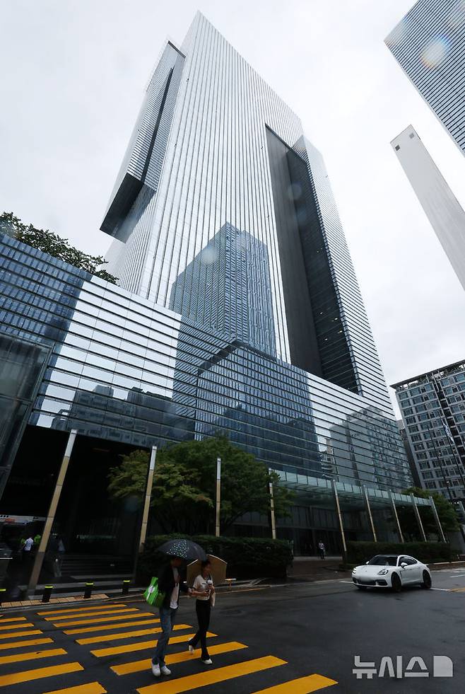 [서울=뉴시스] 배훈식 기자 = 이재용 삼성전자 회장의 경영권 승계 관련 부당합병 및 회계부정 혐의에 대한 대법원 무죄가 확정된 17일 오후 서울 서초구 삼성전자 서초사옥 모습. 2025.07.17. dahora83@newsis.com