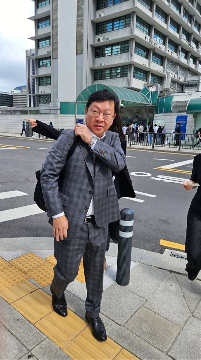 [서울=뉴시스] 오정우 기자 = 김건희 여사의 집사로 지목된 피의자 김예성씨의 차명법인 대주주 윤재현 참손푸드 대표가 22일 소환 조사에 출석했다. 사진은 윤 대표. 2025.07.22. friend@newsis.com *재판매 및 DB 금지