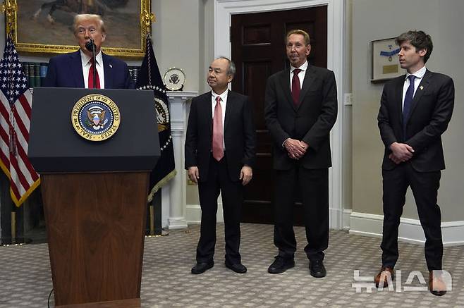 [워싱턴=AP/뉴시스] 도널드 트럼프 미국 대통령이 지난 1월21일(현지 시간) 백악관 루즈벨트룸에서 오픈AI, 소프트뱅크, 오라클과 함께 인공지능(AI) 인프라를 구축하기 위한 합작 프로젝트 '스타게이트'를 발표하고 있다. 2025.07.22.