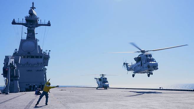 [서울=뉴시스] 지난 17일과 18일 해군 마라도함과 해병대 상륙기동헬기 마린온이 호주 북동부 해상에서 2025 탈리스만 세이버 연합해상훈련을 하고 있다. (사진=해군 제공) 2025.07.22. photo@newsis.com *재판매 및 DB 금지