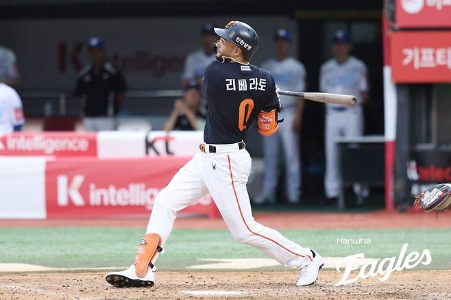 [서울=뉴시스] 프로야구 한화 이글스 리베라토가 19일 수원KT위즈파크에서 열린 2025 신한 쏠뱅크 KBO리그 KT 위즈와의 경기에서 안타를 치고 있다. (사진=한화 이글스 제공) 2025.07.19.