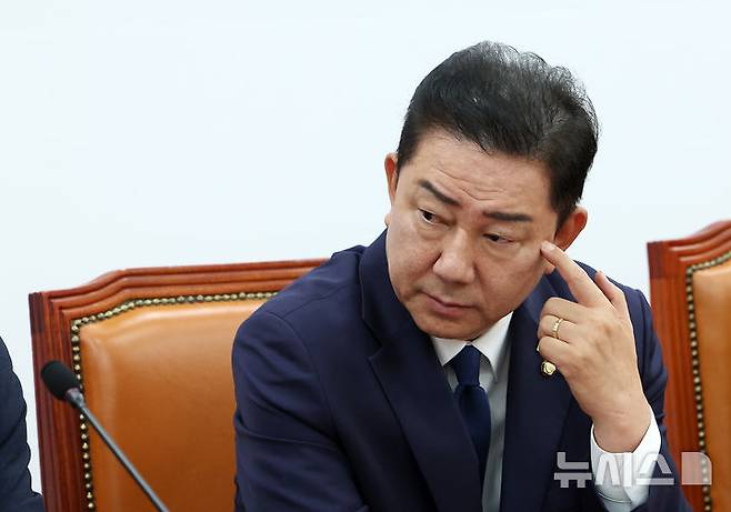 [서울=뉴시스] 김명년 기자 = 김병기 더불어민주당 대표 직무대행 겸 원내대표가 22일 오전 서울 여의도 국회에서 열린 원내대책회의에서 생각에 잠겨 있다. 2025.07.22. kmn@newsis.com
