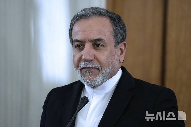 [테헤란=AP/뉴시스]아바스 아라그치 이란 외무장관이 지난 2월12일 테헤란에서 기자회견하고 있다. 2025.07.22.