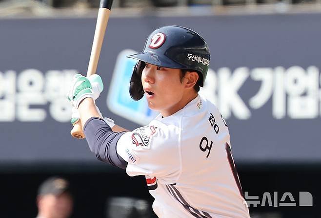 [서울=뉴시스] 김금보 기자 = 14일 오후 서울 송파구 잠실야구장에서 열린 2025 프로야구 두산 베어스와 KIA 타이거즈의 시범경기, 4회말 무사 1,3루 두산 오명진이 1타점 동점 1루타를 치고 있다. 2025.03.14. kgb@newsis.com