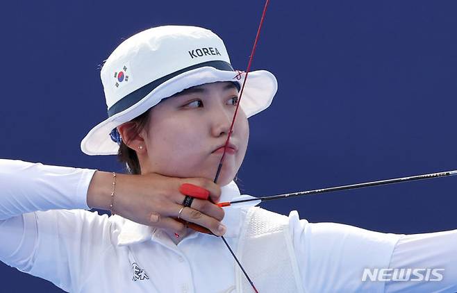 [파리=뉴시스] 김진아 기자 = 남수현이 지난해 7월28일(현지시각) 프랑스 파리 레쟁발리드에서 열린 파리올림픽 양궁 여자 단체전 결승 중국과의 경기에서 활시위를 당기고 있다. 2024.07.29. bluesoda@newsis.com