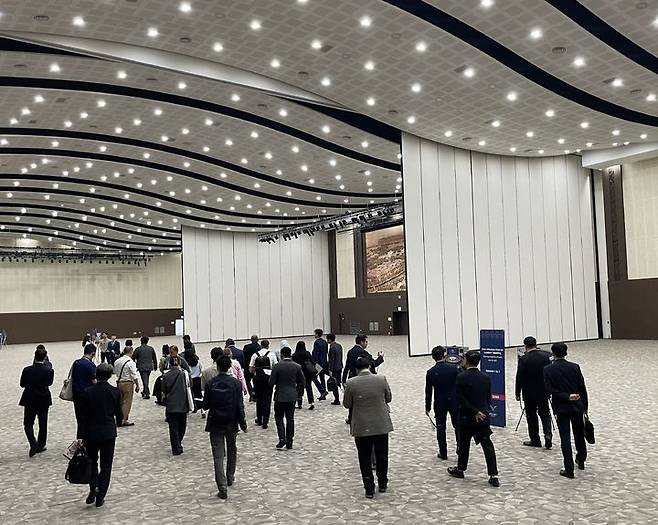 [안동=뉴시스] 아시아태평양경제협력체(APEC) 회원국의 주한대사관 관계자로들 구성된 APEC 사전답사단이 10일 회의 개최 장소인 경주화백컨벤션센터(HICO)를 둘러보고 있다. (사진=경북도 제공) 2025.07.10 photo@newsis.com *재판매 및 DB 금지