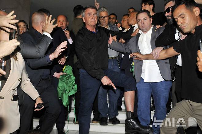 [브라질리아=AP/뉴시스] 자이르 보우소나루 전 브라질 대통령이 21일(현지 시간) 브라질리아 의회에서 발목에 착용한 전자 발찌를 보여주고 있다. 보우소나루 전 대통령은 지난 18일 브라질 연방대법원으로부터 전자 발찌 착용을 명령받았다. 2025.07.22.