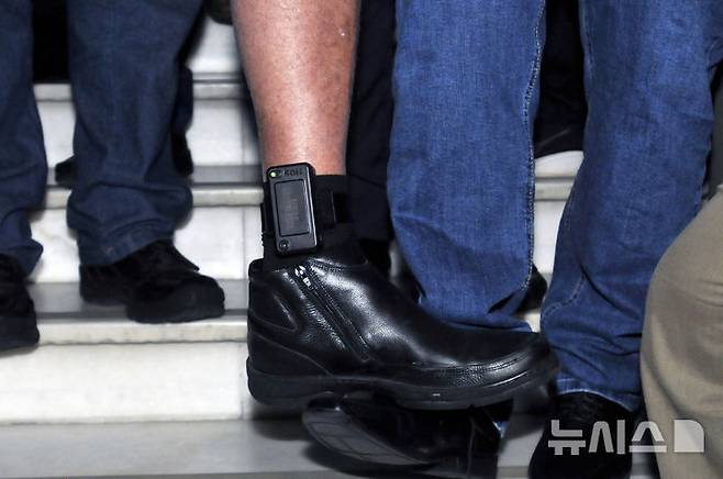 [브라질리아=AP/뉴시스] 자이르 보우소나루 전 브라질 대통령이 21일(현지 시간) 브라질리아 의회에서 발목에 착용한 전자 발찌를 보여주고 있다. 보우소나루 전 대통령은 지난 18일 브라질 연방대법원으로부터 전자 발찌 착용을 명령받았다. 2025.07.22.
