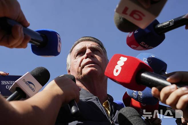 [브라질리아=AP/뉴시스] 자이르 보우소나루 전 브라질 대통령이 18일(현지 시간) 대법원으로부터 전자발찌 부착 명령을 받은 뒤 브라질리아의 한 교도소를 나서며 취재진과 인터뷰 하고 있다. 2025.07.22.